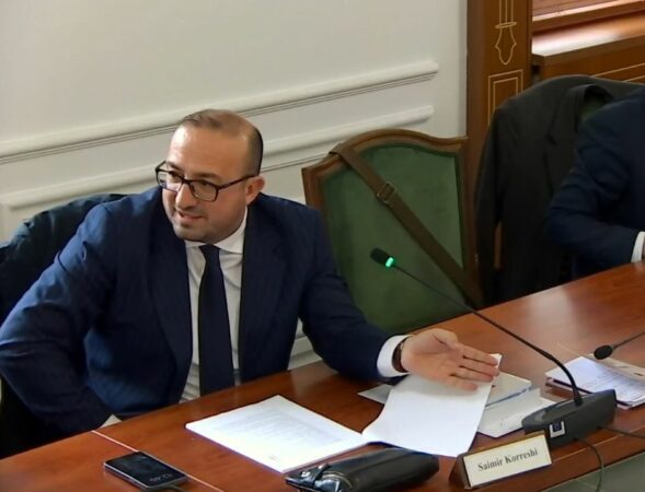 Korreshi vë në siklet Manjën: “Gruaja preferon deputetin… a është konflikt interesi?”