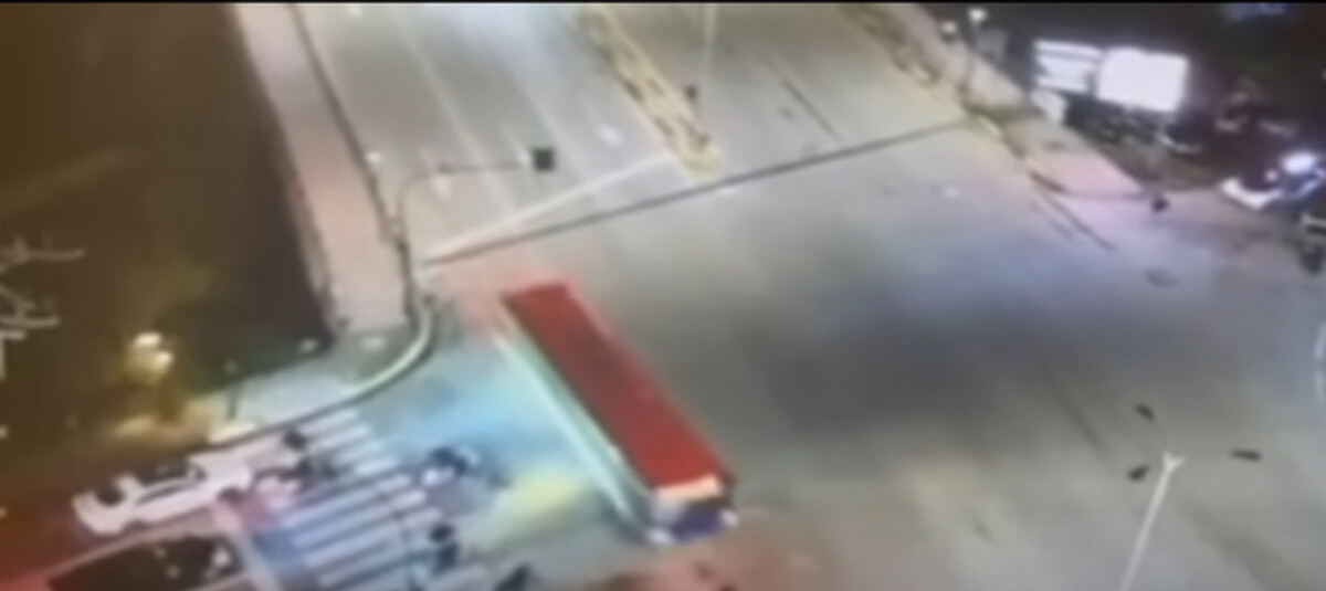 Kujdes, pamje të rënda/ Aksident i frikshëm në Tiranë, autobusi merr para një vajzë që po lëvizte me biçikletë