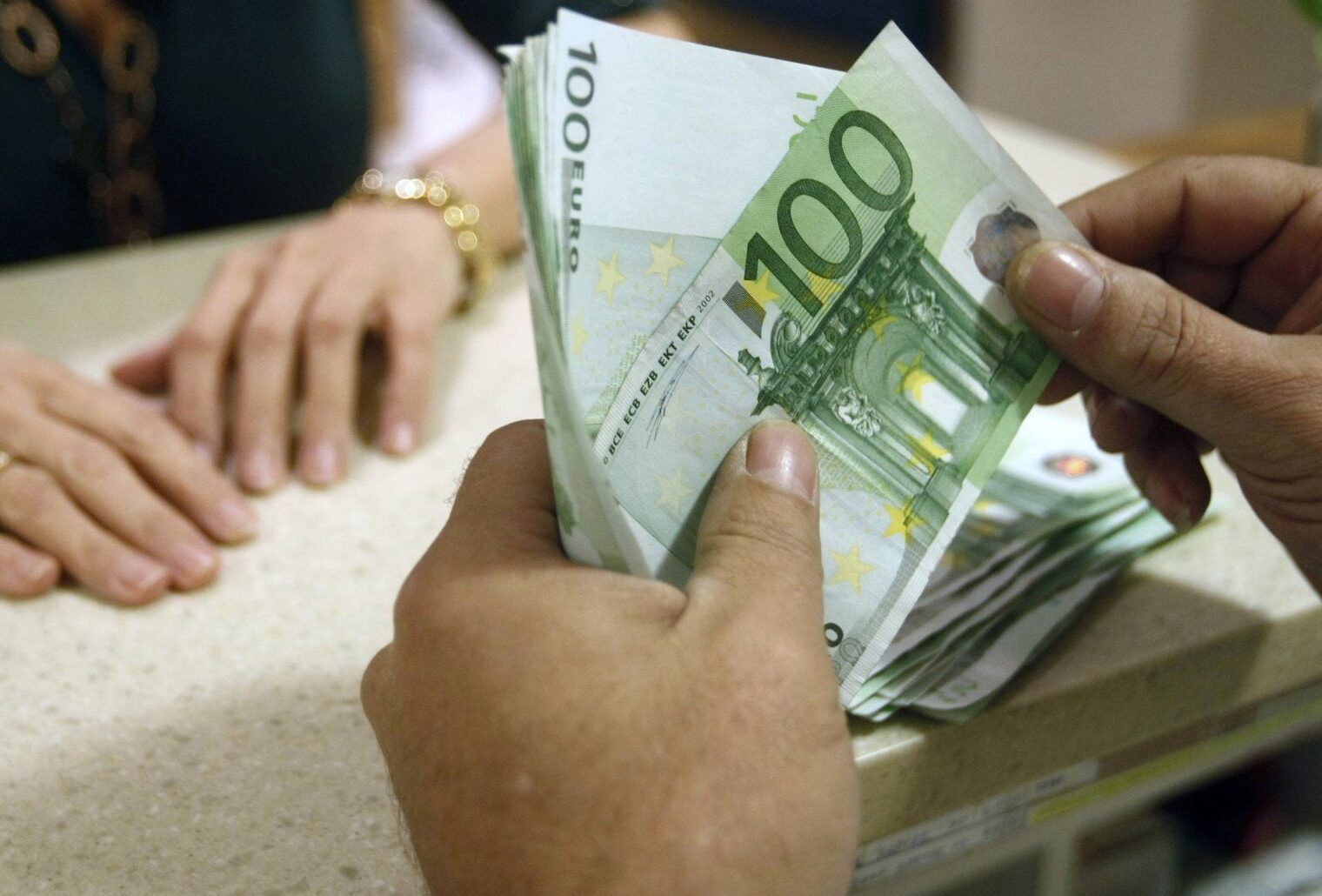 Kursi i euros pëson rënie, prek minimum të ri historik