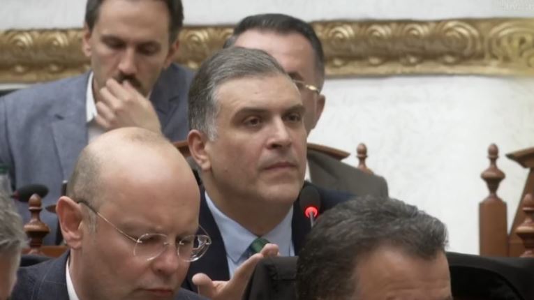 “Kush do të japë llogari pse…”/ Seanca plenare, Blushi: Meqë Ballukun nuk e keni, duhet vijë krydehajduti