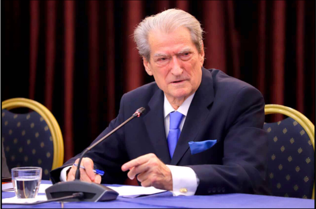 Kush është demokrati që ka vënë me “shpatulla pas murit” Sali Berishën dhe si strategjia e tij rrezikon ta rrëzojë…