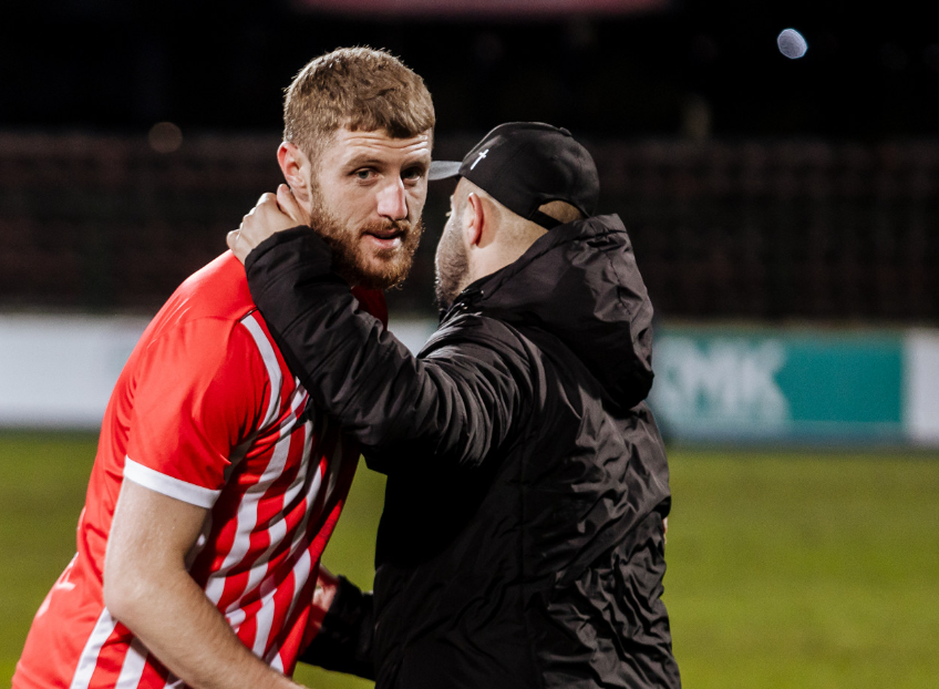 LAJM I FUNDIT/ “U dhunua Ernest Gjoka dhe lojtarët tanë”! Skënderbeu braktis ndeshjen pas skandalit: Kështu nuk luajmë futboll