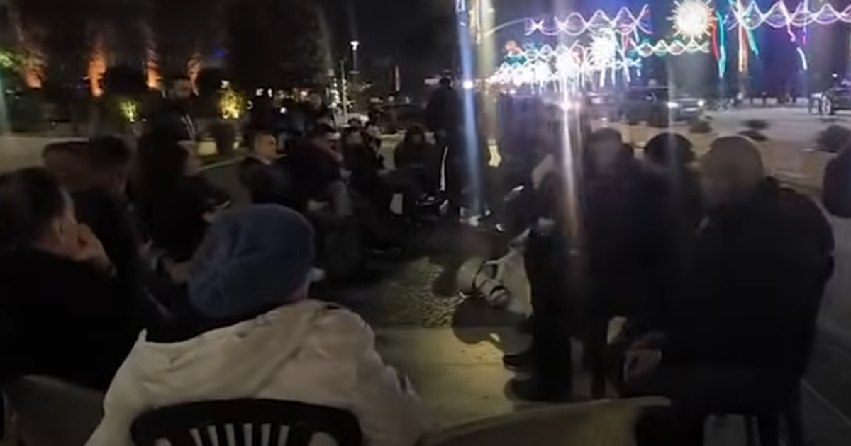 Lapaj “e gdhiu” në karrige para Kryeministrisë, dhjetëra qytetarë i bashkohen protestës (VIDEO)