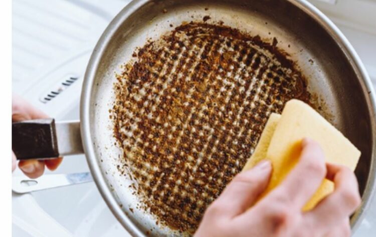 Largoni njollat e tiganëve duke përdorur këtë truk në kuzhinë