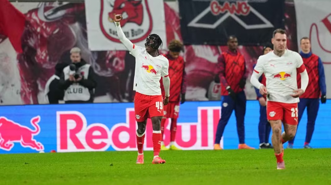 Leipzig nuk “dorëzohet” dhe kërkon të rivalizojë Bayern për titullin, luan “tenis” ndaj Eintracht Frankfurt (video)