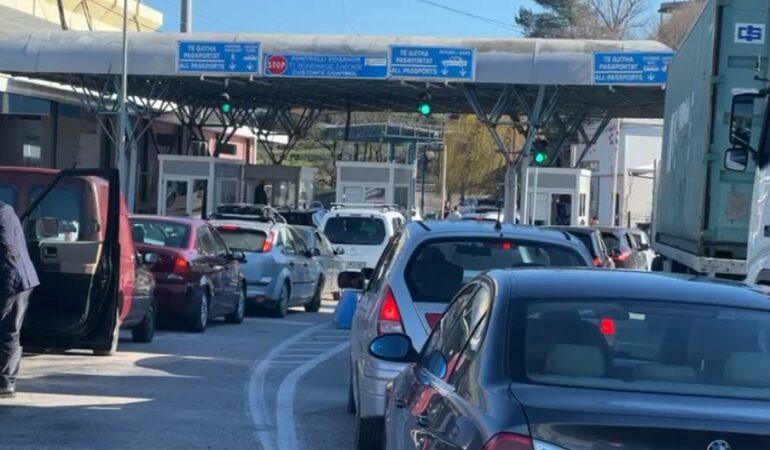 Lejohen të kalojnë vetëm automjetet me emergjenca shëndetësore/ Bllokohet për disa orë aksi Kakavijë–Janinë, protesta..