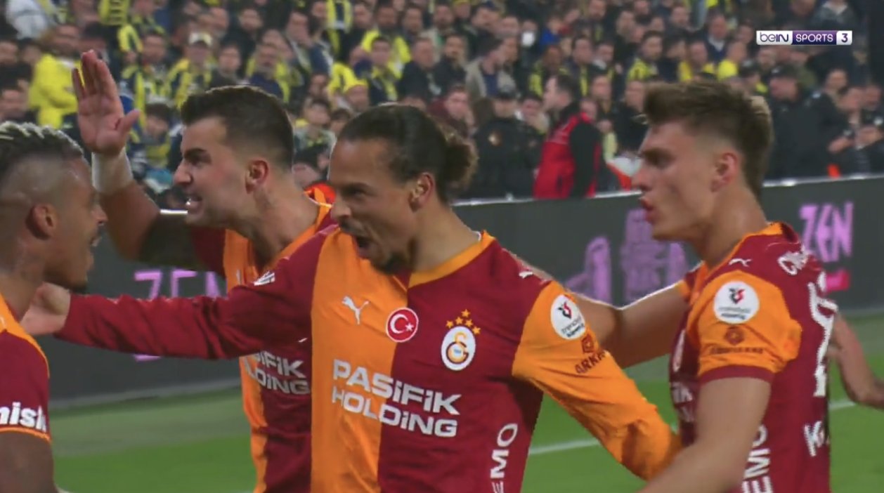 Leroy Sane spektakolar dhe një gol i anulluar, pjesa e parë e derbit të zjarrtë të Stambollit mbyllet mes protestave të shumta (video)