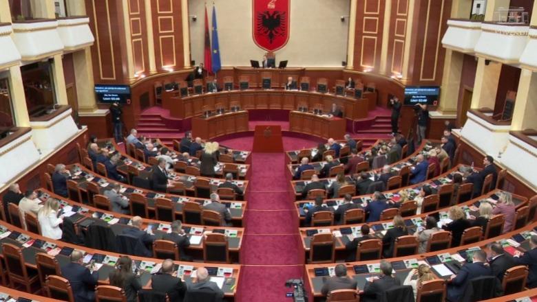 LIVE-Seanca plenare nis me debate/ Peleshi paralajmëron opozitën: Mos t’i ngelë hatri askujt nëse i ndërpres fjalën. Sot nuk ka..