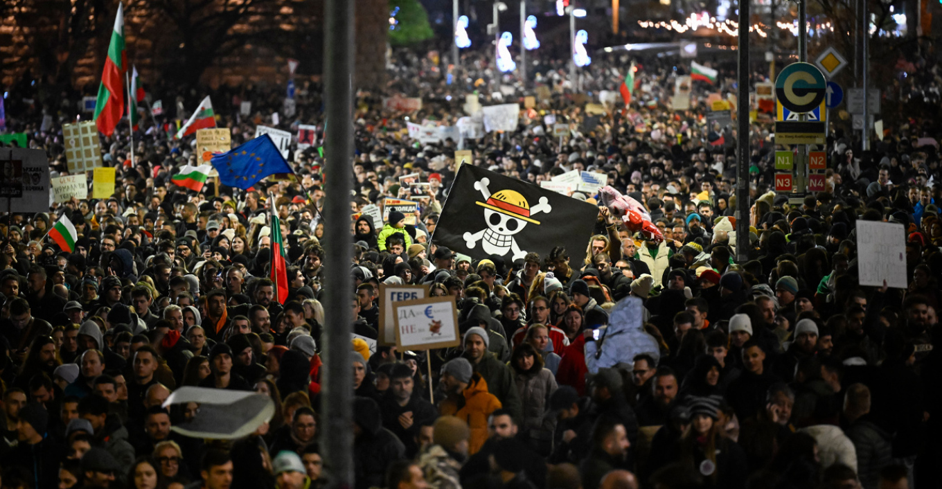 “Mafiozë, jepni dorëheqjen”/ Dhjetëra mijëra njerëz dalin në rrugët e Bullgarisë kundër qeverisë, kundërshtojnë rritjen e taksave