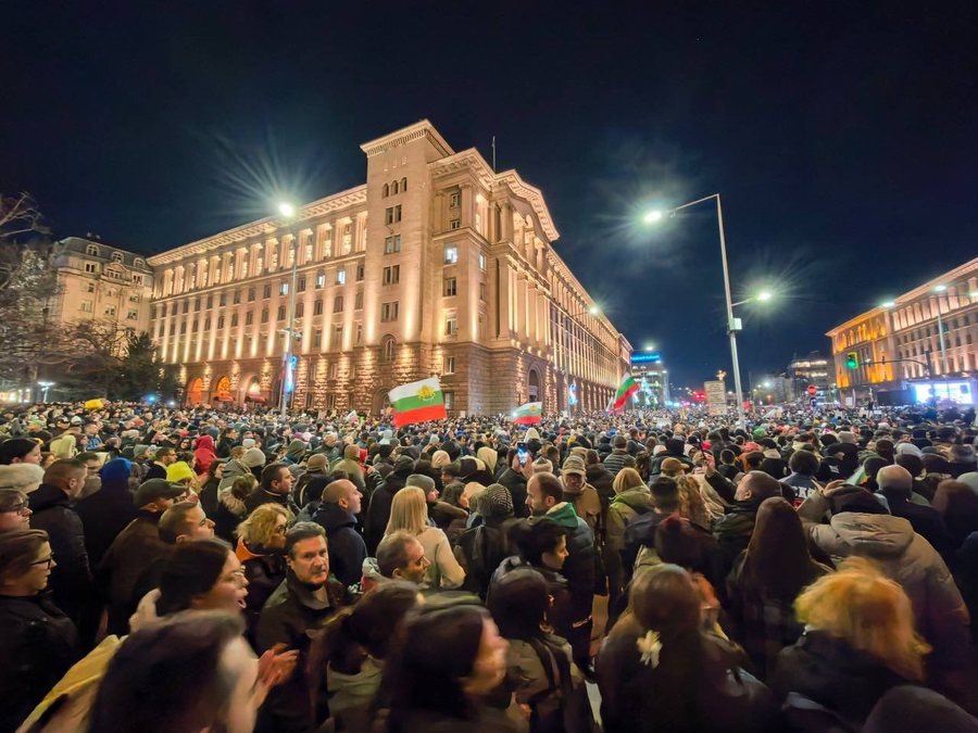 “Mafiozë, jepni dorëheqjen”, dhjetëra mijëra njerëz mbushin rrugët e Sofjes, tronditet qeveria