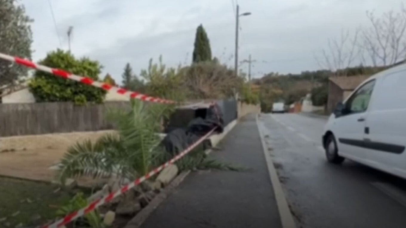 Makina del nga rruga dhe përmbyset në pishinë, vdesin tre të rinj në Francë