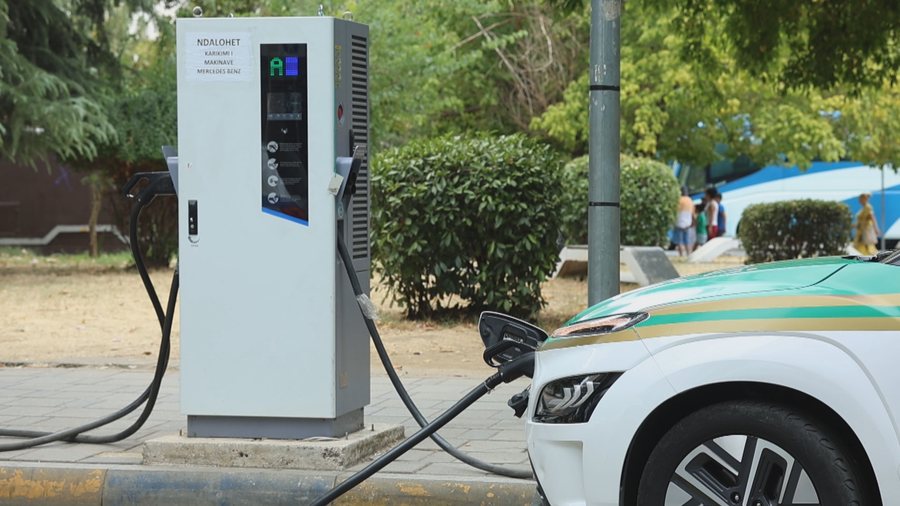 Makinat elektrike, ERE rrëzon kërkesën e taksistëve, çmimi i karikimit mbetet 22 lekë/kWh