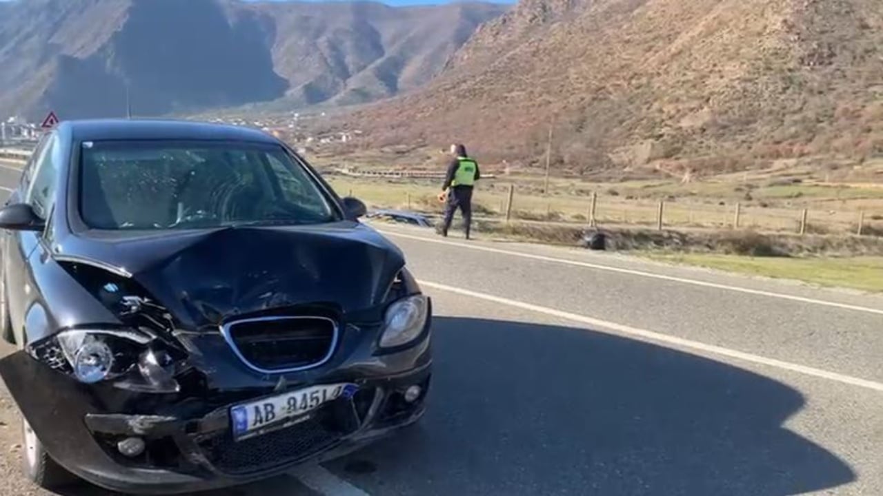 Makinat përplasen “kokë më kokë” në Bulqizë, plagosen dy persona, transportohen drejt spitalit