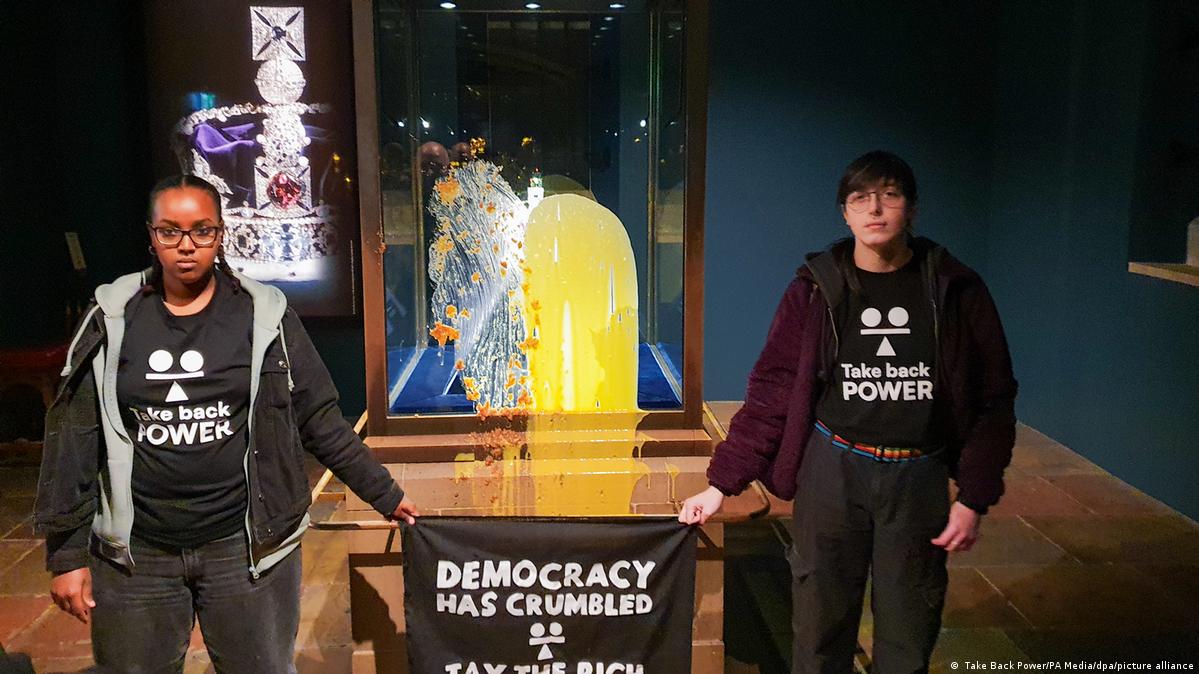 Mbretëria e Bashkuar: 4 të arrestuar pasi hodhën krem pastiçerie mbi Bizhuteritë e Kurorës