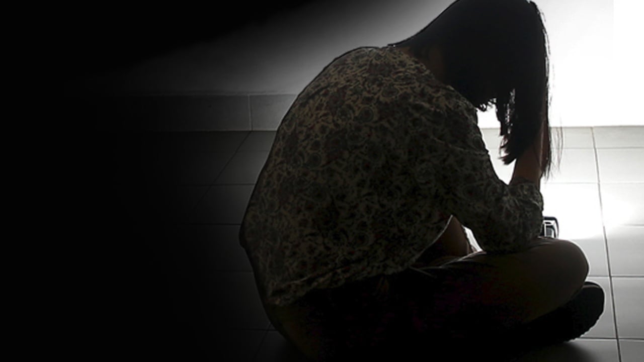 “Më jep 1 mijë euro”/ I kërcënonte me fotot personale në rrjete sociale, vihet në pranga 20-vjeçari në Tiranë