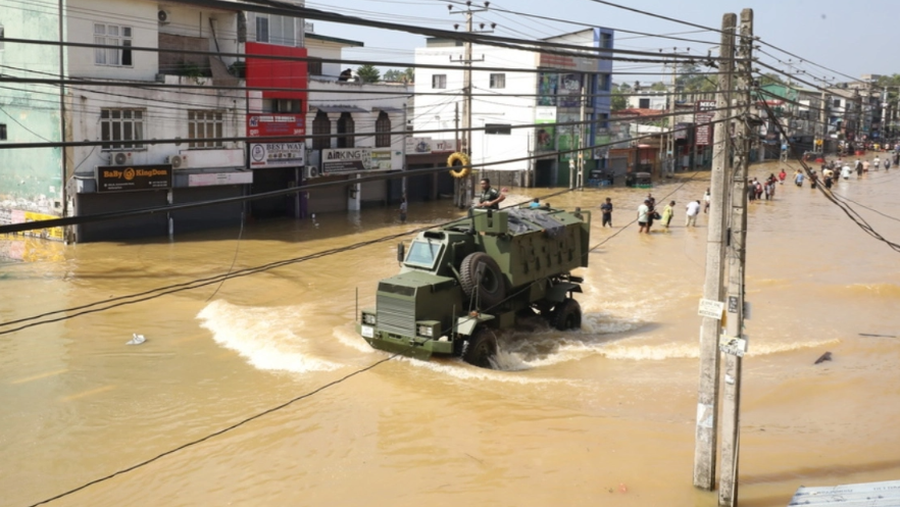 Më shumë se 1,000 të vdekur nga përmbytjet në Azi, ushtria vihet në gatishmëri