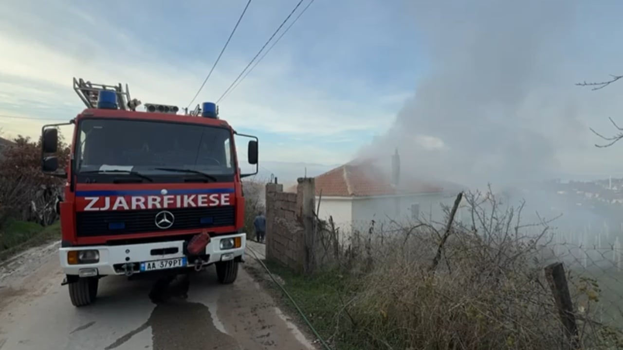 Merr flakë banesa në Guras të Korçës, evakuohen familjarët