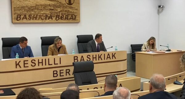 Merr zyrtarisht detyrën, betohet kryetari i ri i bashkisë Berat