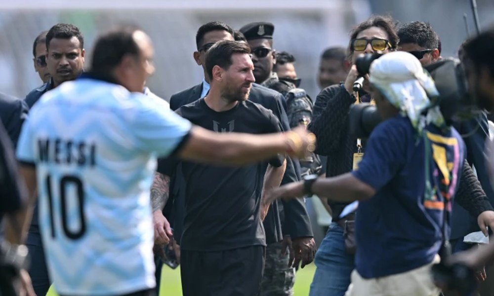 Messi përballet me revoltën e tifozëve gjatë turneut të tij në Indi, shkatërrojnë karriget dhe i hedhin në fushë