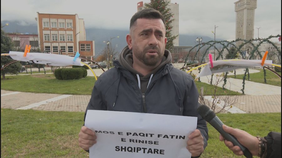 Mësuesi i vetëm në protestë: Kukësi pa rini në ditën kombëtare të rinisë