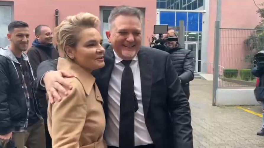 Monika Kryemadhi dhe Julian Deda përballen në derën e SPAK: Batuta mes tyre