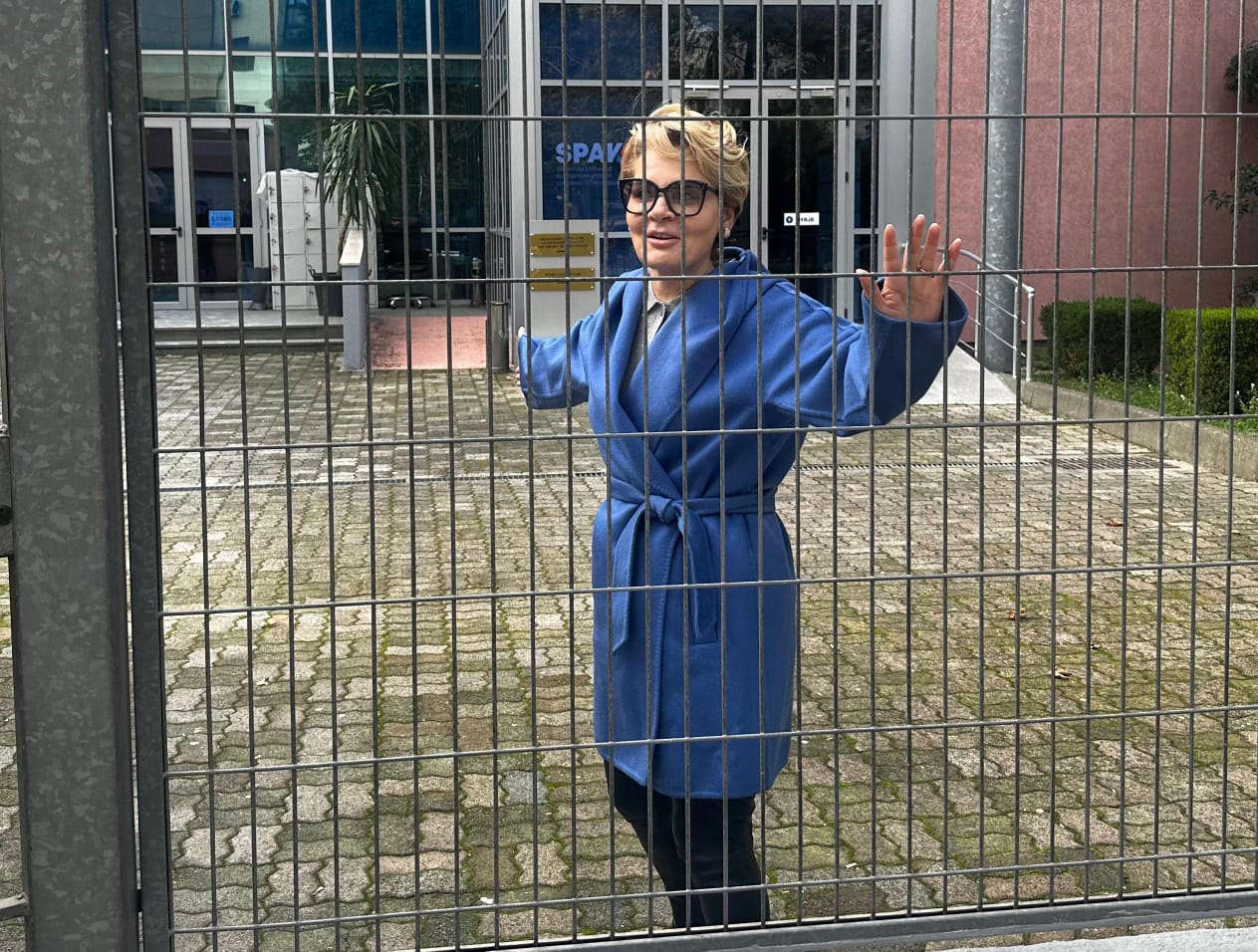 Monika Kryemadhi paraqitet në SPAK, uron gazetarët: Po s’u pamë deri vitin tjetër…