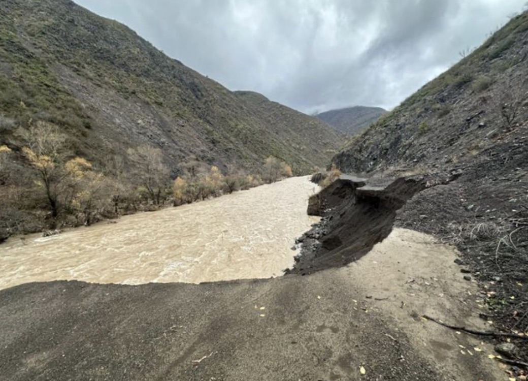 Moti i keq/ Si pasojë e reshjeve të dendura shembet segmenti rrugor, banorët të shqetësuar