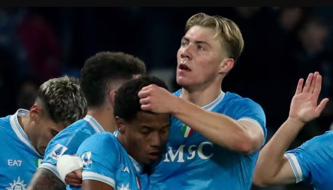 Napoli nuk fal në shtëpi, mposht Juventusin dhe ngjitet në krye (video)