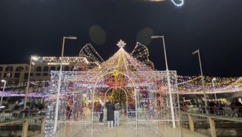 Ndizen dritat e pemës së Vitit të Ri në Belsh, koncert festiv nga fëmijët në pedonalen e qytetit