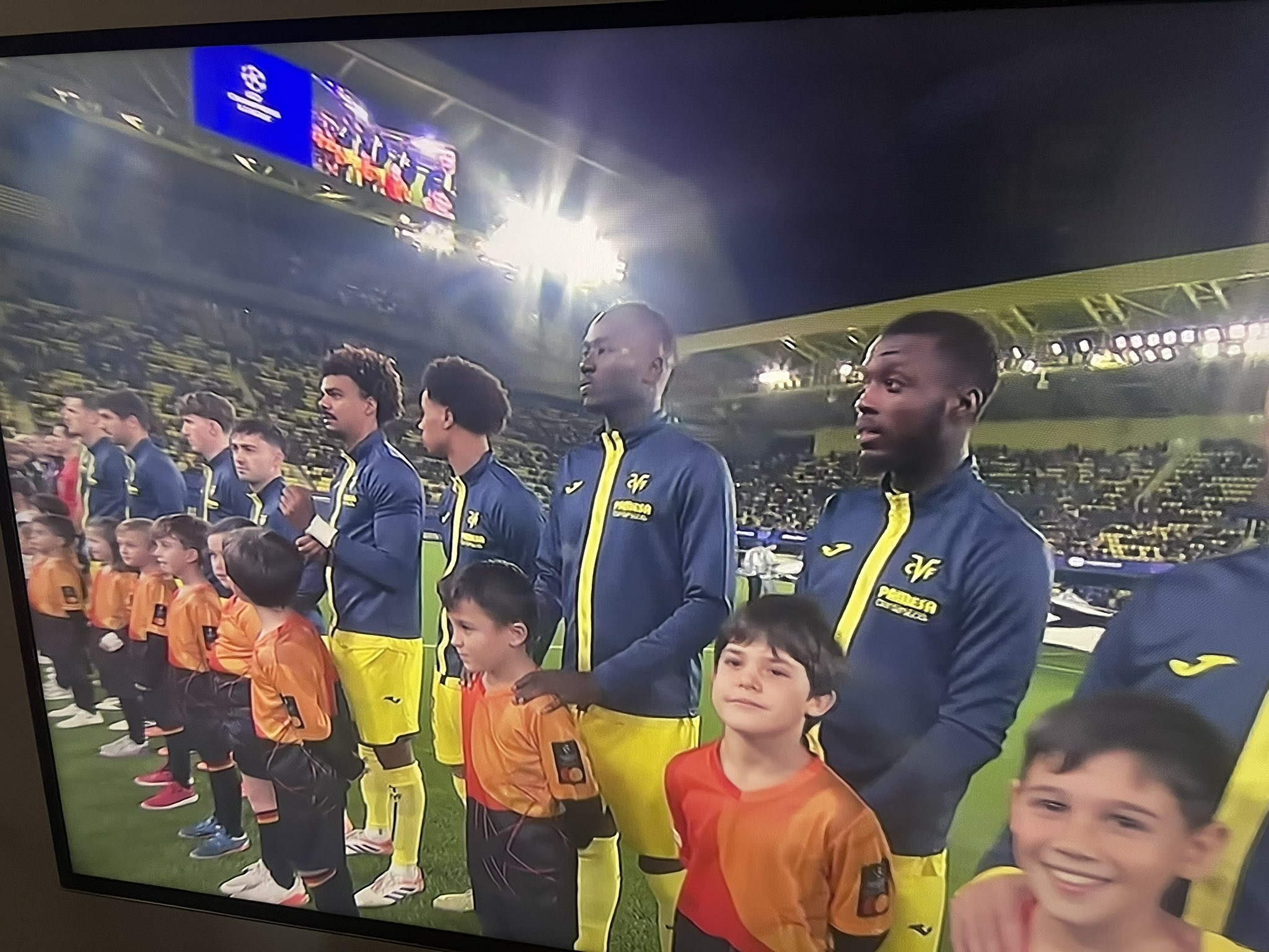 Ndodh në Spanjë! Ngatërrojnë himnin e Champions League me atë të Europa League (video)