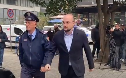 Në arrest shtëpie për skandalin “Balluku”, Erald Elezi paraqitet në SPAK i shoqëruar nga policia