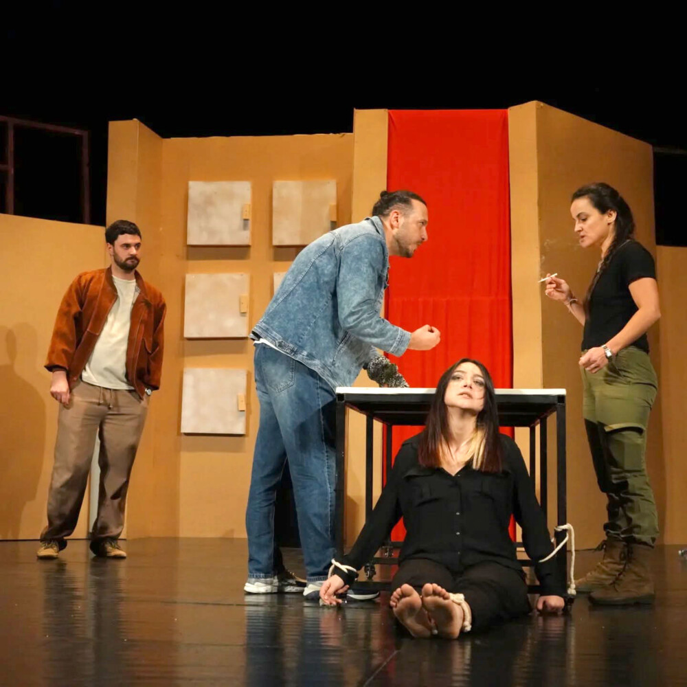 Në datën 8 dhe 9 dhjetor, në Teatrin Kombëtar, shfaqja “Rendi i ri” e Kiço Londos