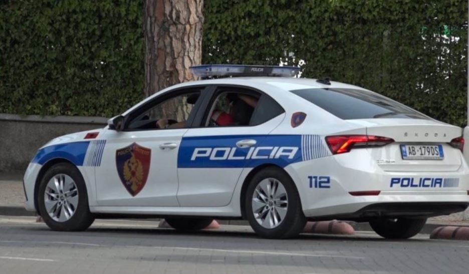 Në makinë me armë, pranga dy personave në Tiranë