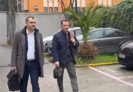 “Ne nuk i ndahemi”/ Seanca paraprake për Ilir Metën, dy avokatët paraqiten në GJKKO, ja çfarë deklaroi një nga…