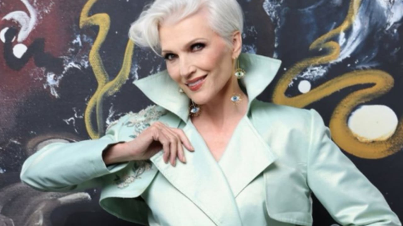 Nëna e Elon Musk pozon për fotografin shqiptar, mes veprave të artistes shqiptare Adela Osmani në New York