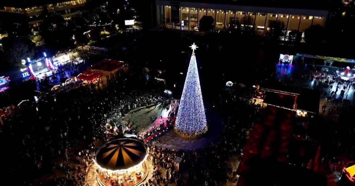 Nis numërimi mbrapsht, ndizen dritat e pemës së Krishtlindjeve në “Sheshin Skëndërbej”