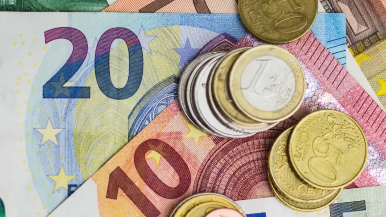 Niveli më i ulët historik i euros, këmbehet për 96.57 lekë/ Fundviti pritet ta dobësojë edhe më tej monedhën e BE