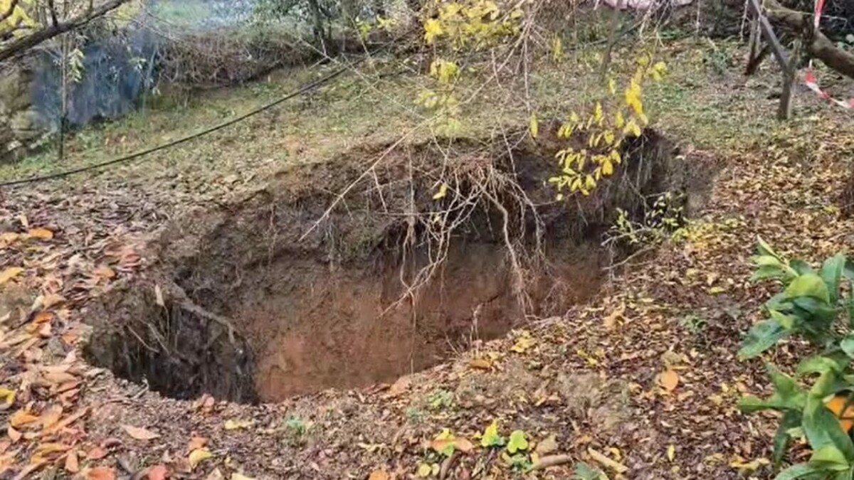 Një gropë karstike 7-metra shfaqet pranë banesave në Belsh, banorët të shqetësuar