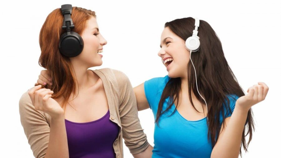 Një në tetë adoleshentë shfaq shenja dëmtimi të dëgjimit deri në moshën 18 vjeçe