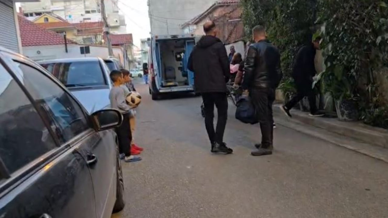 Nuk ishte parë brenda dy ditësh, gjendet i pajetë brenda banesës së tij 65-vjeçari/ U desh ndërhyrja e policisë dhe zjarrfikësve