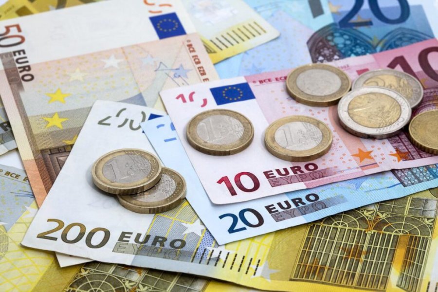 Nuk ndalet narko-euro, monedha europiane prek minimum të ri historik në 96.5 lekë
