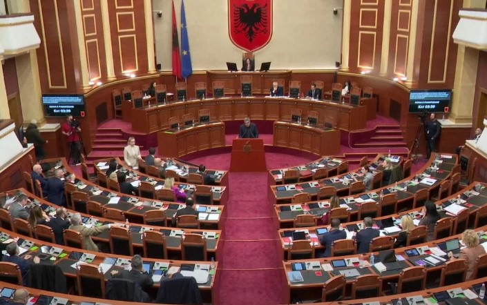 ‘Nuk të vjen turp’/ Tensione në Kuvend, Bardhi përplaset me Zegjinenë, Balliut i tërhiqet vërejtje