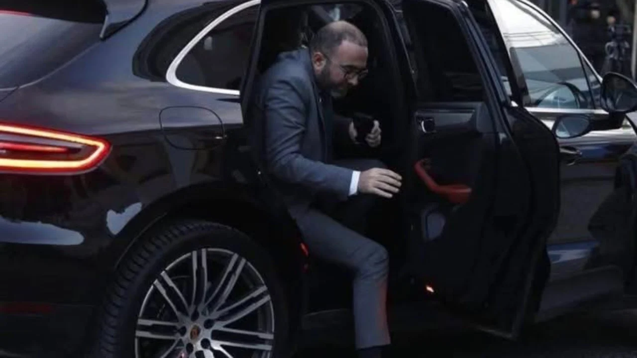 Nxjerr foton e Bardhit duke zbritur nga makina në Kuvend, Murrizi: Pika që s’ju bie, rrini edhe në sediljen mbrapa të dukeni të rëndësishëm