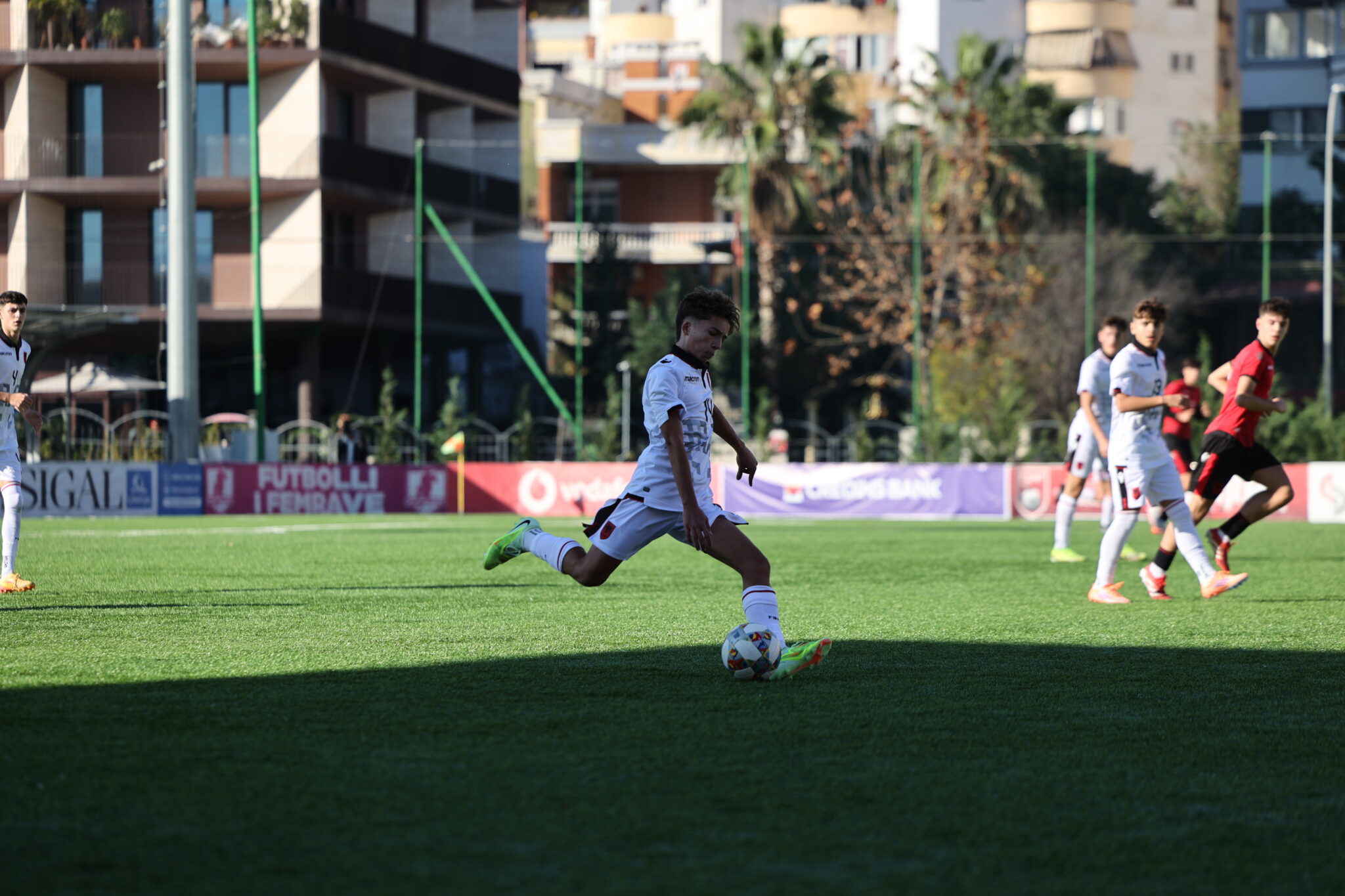 “Open Stage” për futbollistët e rinj shqiptarë nis me Elseid Hysaj (video)