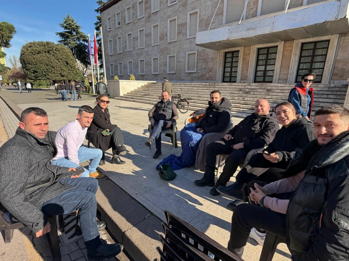 Opozita e përçarë, Arlind Qori paralajmëron se do të bëjë “namin” para Kuvendit nesër, Adriatik Lapaj proteston…