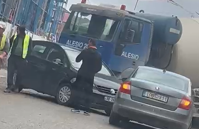 PAMJE/ Aksident i trefishtë në Paskuqan, kamioni përplaset me dy makina