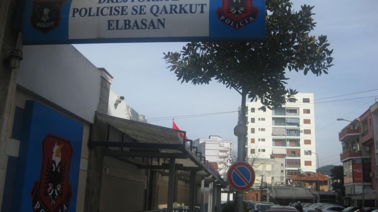 Parandalohet krimi brenda familjes në Elbasan, dhunoi dhe kërcënoi me thikë bashkëshorten e tij, pranga 57-vjeçarit