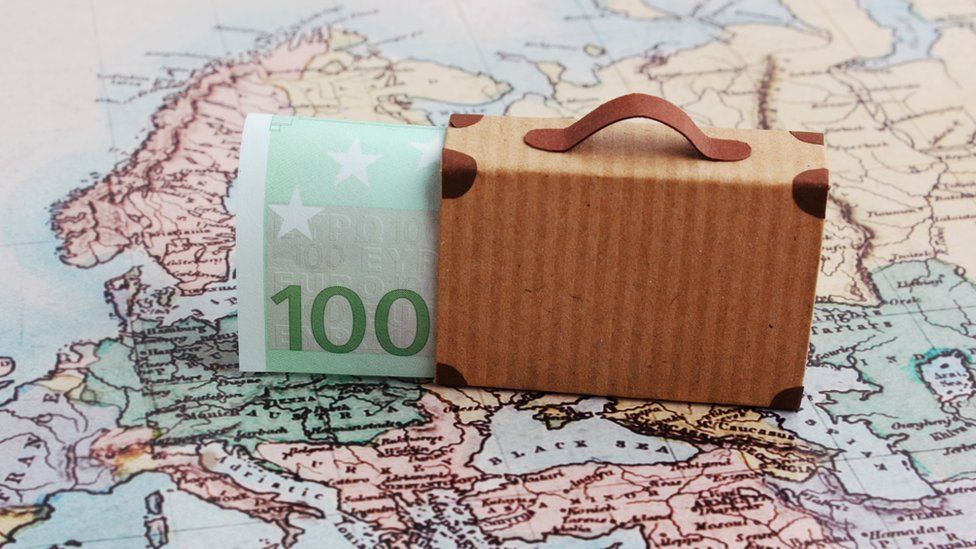 Paratë që emigrantët sollën në shtëpi arritën rekordin e 817 milionë eurove në janar-shtator