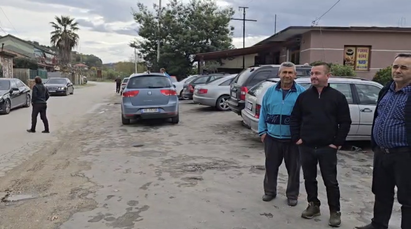 Patos – Bizneset në fshatin “Ofiçinë e Vjetër” paralajmërojnë falimentimin për shkak të ndërprerjeve të energjisë