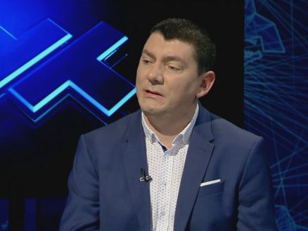 ‘PD 35 vjet me të njëjtin kryetar’, gazetari: Duam BE-në, por dorëheqjet nuk funksionojnë